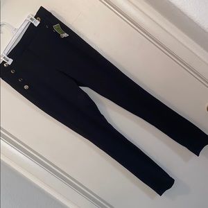 Black leggings with button accents